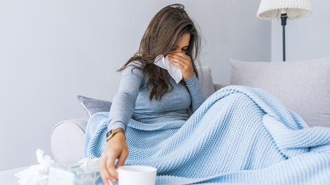 Frau krank im Bett