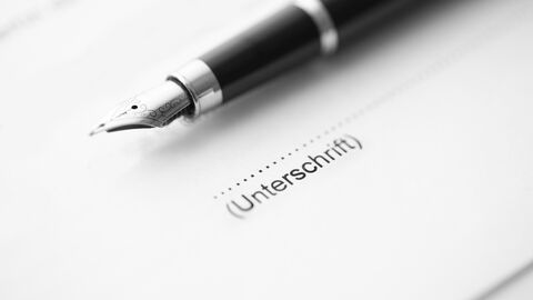 Füller und Dokument auf dem Unterschrift steht Füller und Dokument auf dem Unterschrift steht