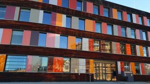 Buntes Bürogebäude