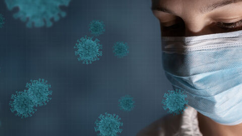 Frau trägt Gesichtsschutz zur Vorbeugung gegen Coronavirus, Luftverschmutzung mit Virus