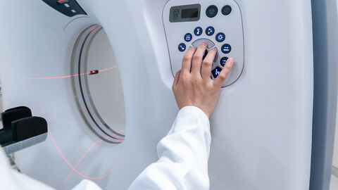 Arzt Hand berührt Bedienfeld MRT Gerät 