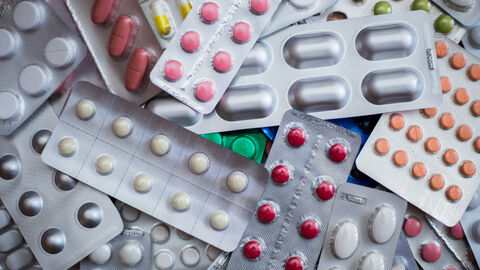 Mehrere bunte Tabeletten in Durchdrückpackungen