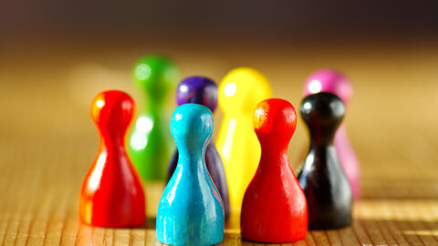 Bunte Spielfiguren Kegel