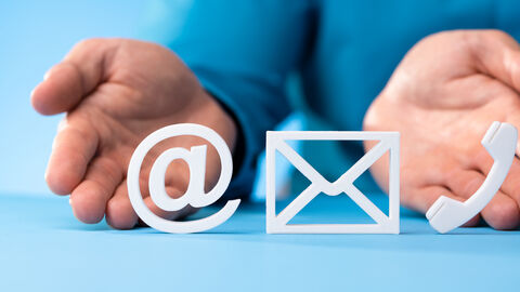 Hände und Symbole für Email, Brief und Telefon Hände und Symbole für Email, Brief und Telefon