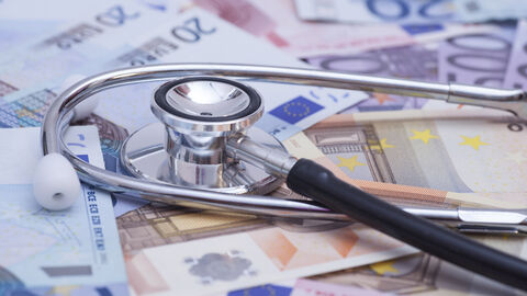Euro-Banknoten und Stethoskop