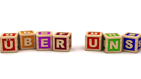 Holzsteine mit Schriftzug Über uns