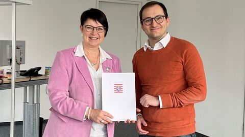 Präsidentin Bresler und der ehrenamtliche Pharmazierat Dr. Manuel Kanitz