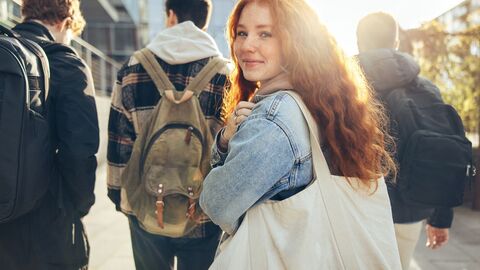 Jugendliche vor einer Schule Jugendliche vor einer Schule