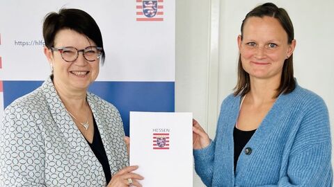 HLfGP Präsidentin Regine Bresler (l.) übergibt Pharmazierätin Agnes Bleckmann-Hahn ihre Urkunde.