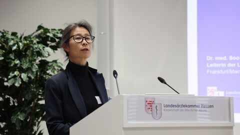 Krebsregister Jubiläum Dr. Kim-Wanner spricht zu den Besuchern der Feuerlichkeiten.