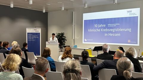 Regine Bresler hält das Grußwort vor den Besuchern des Krebsregisters