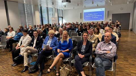 Krebsregister Jubiläum Das Plenum der Länderärztekammer mit vielen sitzenden Besuchern