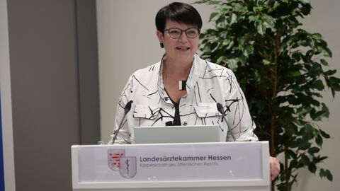 Krebsregister Jubiläum HLfGP-Präsidentin spricht zu den Besuchern.