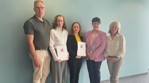 Das Bild zeigt von links: Bernd Reimann (HLfGP), Apothekerin Natalie Christiane Stein, Apothekerin Dr. Franziska Kleinert, HLfGP-Präsidentin Regine Bresler, Andrea Huschka (HLfGP). Quelle: HLfGP