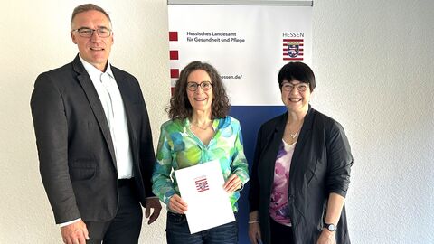 Drei Personen steht vor dem Rollup des HLfGP. Von links:Bernd Reimann (HLfGP), Apothekerin Anke Henriette Ruppel, HLfGP- Präsidentin Regine Bresler