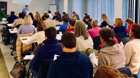 HLfGP-Präsidentin Regine Bresler trägt bei der Veranstaltung vor Teilnehmerinnen und Teilnehmer der Veranstaltung hören HLfGP-Präsidentin Bresler zu