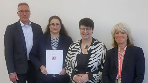 Bernd Reimann (HLfGP), Pharmazierätin Tina Schildge, HLfGP-Präsidentin Regine Bresler, Andrea Huschka (HLfGP; von links); 
