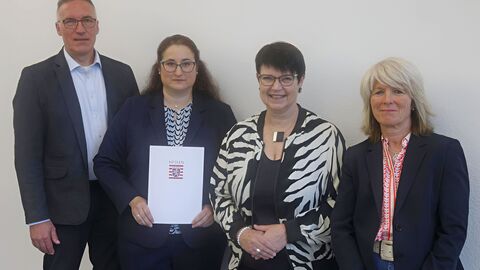 Bernd Reimann (HLfGP), Pharmazierätin Tina Schildge, HLfGP-Präsidentin Regine Bresler, Andrea Huschka (HLfGP; von links); 