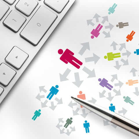 Kebsbericht 2025 Magazin liegt vor einer Tastatur